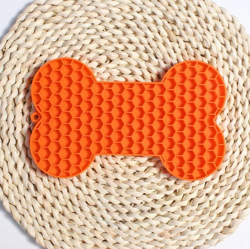 Gray bone-shaped silicone dog slow feeder lick mat with raised honeycomb texture, size 18 x 11 x 1 cm and weight 55 g shown on image