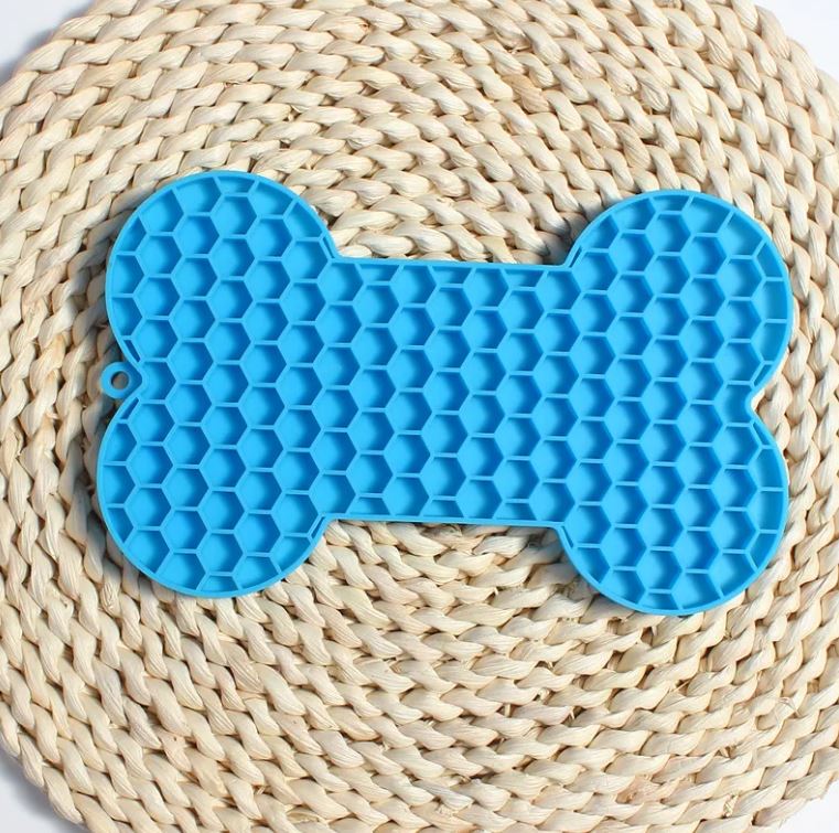 Gray bone-shaped silicone dog slow feeder lick mat with raised honeycomb texture, size 18 x 11 x 1 cm and weight 55 g shown on image