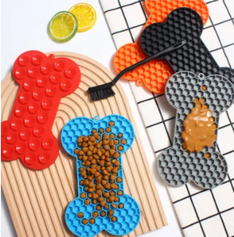 Gray bone-shaped silicone dog slow feeder lick mat with raised honeycomb texture, size 18 x 11 x 1 cm and weight 55 g shown on image