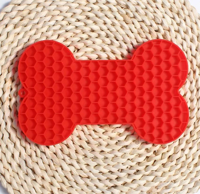 Gray bone-shaped silicone dog slow feeder lick mat with raised honeycomb texture, size 18 x 11 x 1 cm and weight 55 g shown on image
